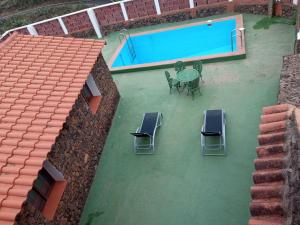 San José de CaiderosCasona Eladio的享有带桌椅的游泳池的顶部景致