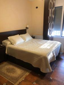 - un lit avec 2 oreillers dans une chambre dans l'établissement Villa Pilar, à Aledo