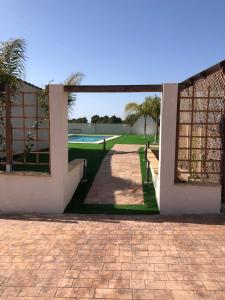 - une vue depuis l'extérieur d'une maison avec piscine dans l'établissement Villa Pilar, à Aledo