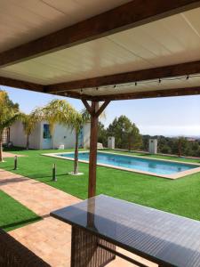 une terrasse avec une table et une piscine dans l'établissement Villa Pilar, à Aledo