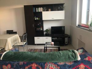 Televízia a/alebo spoločenská miestnosť v ubytovaní Casa Ilaria