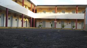 un grande edificio con porte bianche e colonne rosse di POUSADA DELIRIOS a Socorro