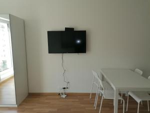 Televízia a/alebo spoločenská miestnosť v ubytovaní Brand new studio apartment #21 with free secure parking in the center