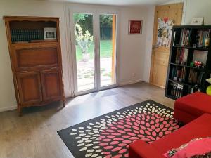 sala de estar con sofá rojo y estante para libros en Maison 8 pers, 4chbr,140m2,piscine, 