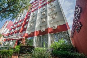 ein Hotel mit einem roten und weißen Gebäude in der Unterkunft San Juan Tour in Foz do Iguaçu