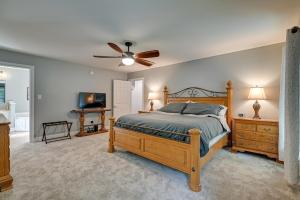 um quarto com uma cama e uma ventoinha de tecto em Homey Murrells Inlet Vacation Rental Near Marina em Myrtle Beach