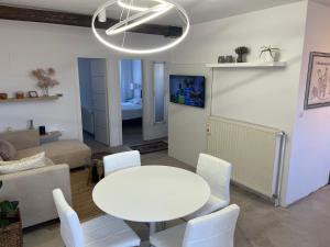 sala de estar con mesa blanca y sillas en Apartments Porec, en Poreč