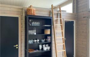 una habitación con una estantería de libros y una escalera en Beautiful Home In mmeberg With House Sea View, en Åmmeberg