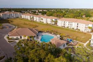 Bazén v ubytování Elegant 3BR/2BA Condo Near Beaches & Attractions nebo v jeho okolí