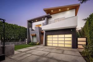 a modern house with a garage at Alfred Villa in Los Angeles