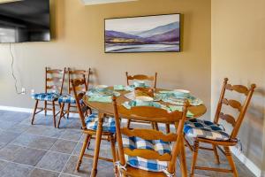 uma sala de jantar com mesa e cadeiras em Breezy Fort Walton Townhome about 5 Mi to Beach! em Fort Walton Beach