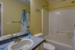 uma casa de banho com um lavatório, um WC e um chuveiro em Breezy Fort Walton Townhome about 5 Mi to Beach! em Fort Walton Beach