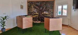 Gojini dvori في سبليت: غرفة بها كرسيين وجدار شجرة