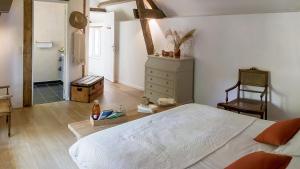 Postel nebo postele na pokoji v ubytování La Cour Souveraine -Chambre d'hôtes, La Sablonneuse