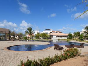 uma piscina com duas cadeiras e um resort em Casa Gostoso Mar em São Miguel do Gostoso