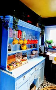 una cabaña azul llena de comida en charming full of character in the heart Southwell, en Southwell