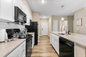 A cozinha ou kitchenette de Elegant 2 Bed/2 Bath Apartment in Melbourne FL