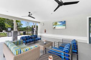 een woonkamer met stoelen en een patio bij Elegant 2 Bed/2 Bath Apartment in Melbourne FL in Melbourne