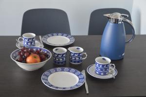 uma mesa com pratos e chávenas e uma taça de fruta em Seeluft 33 em Wangerooge