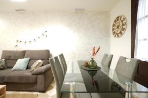 sala de estar con mesa de cristal y sofá en ADANAR-Las Columnas, en Granada