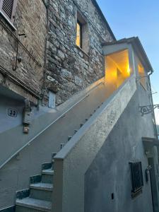 een trap naar een gebouw met een raam bij SognoNarni in Narni