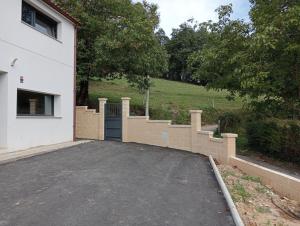 a driveway in front of a house with a gate at Casa pipete in Siero