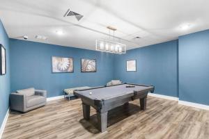 Elegant 1BR/1BA Condo with Pool, Gym and Laundry的游戏室