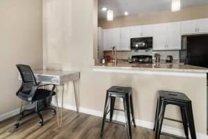 Elegant 1BR/1BA Condo with Pool, Gym and Laundry的厨房或小厨房