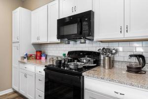 Elegant 1BR/1BA Condo with Pool, Gym and Laundry的厨房或小厨房