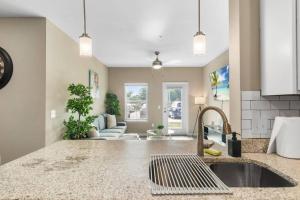 Elegant 1BR/1BA Condo with Pool, Gym and Laundry的厨房或小厨房