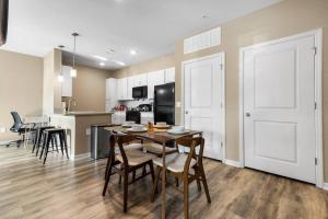 Elegant 1BR/1BA Condo with Pool, Gym and Laundry的厨房或小厨房