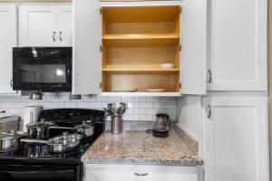 Elegant 1BR/1BA Condo with Pool, Gym and Laundry的厨房或小厨房