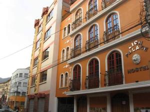 Un edificio con balcones a los lados. en HOTEL LION PALACE, en La Paz