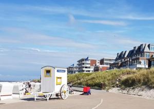 a small trailer parked on the beach next to the beach at Seeluft 33 in Wangerooge