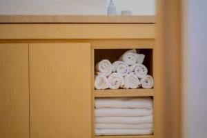un mucchio di asciugamani su una mensola in bagno di Casa nueva a 3 min del Malecón! a La Paz