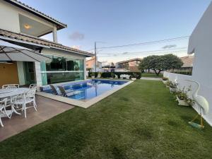 Bazén v ubytování Casa em condominio beira Rio nebo v jeho okolí