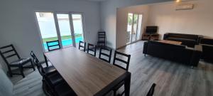 een woonkamer met een tafel en stoelen en een bank bij Large Villa - Private Pool - 6 Bedrooms in Albufeira