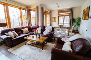 基靈頓的住宿－Beautifully Decorated Upscale Two bedroom HRE1，客厅配有棕色皮沙发和桌子