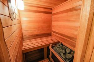 キリングトンにあるBeautifully Decorated Upscale Two bedroom HRE1の小さな木製サウナ(ベンチ付)