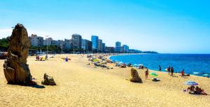 Una playa con mucha gente y el océano. en Apartamento nuevo a 5 Minutos de la Playa, en Platja d'Aro