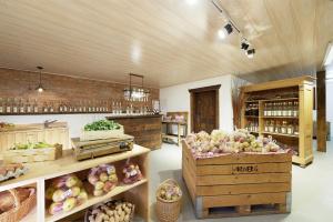 ドゥルバッハにあるWinzerhof Wörnerの多数の果物・野菜を展示した店