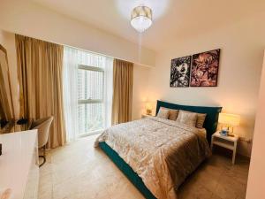- une chambre avec un lit et une grande fenêtre dans l'établissement Ocean Terrace Apartment, à Abu Dhabi