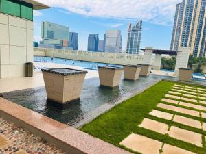 une rangée de bancs assis au-dessus d'un bâtiment dans l'établissement Ocean Terrace Apartment, à Abu Dhabi