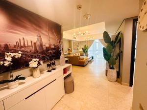 - un salon orné d'une grande peinture murale dans l'établissement Ocean Terrace Apartment, à Abu Dhabi