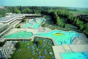 an aerial view of a resort with a swimming pool at Kurhotel Würdinger Hof in Bad Füssing