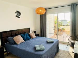 sypialnia z niebieskim łóżkiem z 2 poduszkami w obiekcie Puerto Alto 6-3 with stunning sea-view w mieście Estepona +11 zdjęć