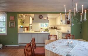 eine Küche mit Tisch und Stühlen und ein Esszimmer in der Unterkunft Amazing Home In Vittsjö in Vittsjö