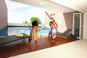 Niños alojados en Private Large VIP bedroom with en-suite in shared Deluxe Pool villa by Cliffhanger
