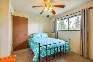 um quarto com uma cama e uma ventoinha de tecto em Serene Groveland Cabin Rental Near Yosemite! em Groveland