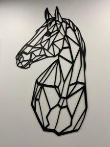 um desenho de uma cabeça de cavalo numa parede em Black Horse 24h zameldowanie em Gdynia